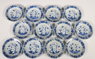 China, een set van twaalf blauw-wit porseleinen schoteltjes, Kangxi