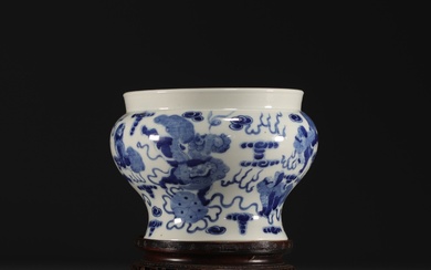 Chine - Vase en porcelaine bleu et blanc à décor de lions, marque Kangxi. Poids:...