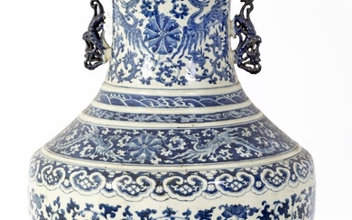 Chine, XIXe siècle Grand vase Hu en porcelaine à décor en émaux bleu-blanc de phœnix...