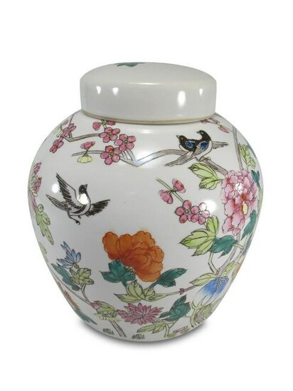 Chinese painted porcelain lided vase