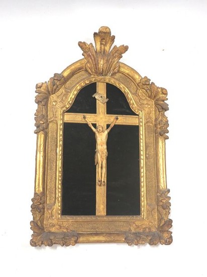 Christ en ivoire, fixé sur une croix en bois...