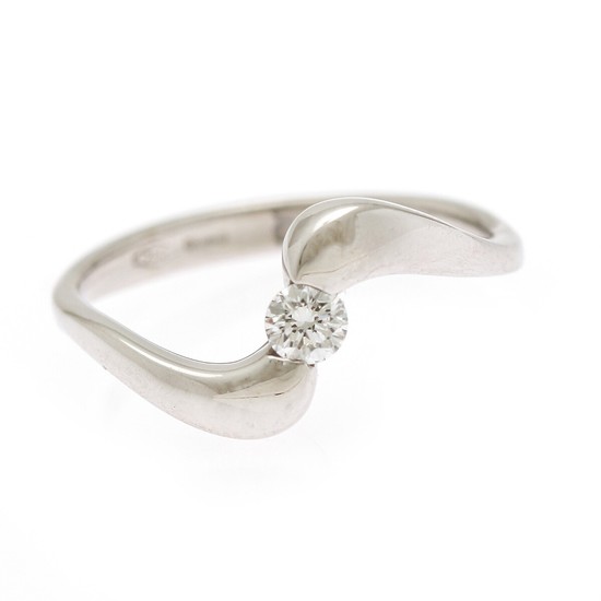 Comete: A diamond ring set with a brilliant-cut diamond, mounted in 18k white gold. Size 52.