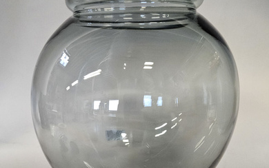 Daum Vase de forme boule sur léger piédouche en verre teinté gris. Petits éclats en bordure interne. Signé. H. 30 cm TR