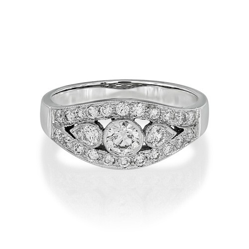 Diamond ring set with 0.65ct. diamonds. This Diamond Vintage...