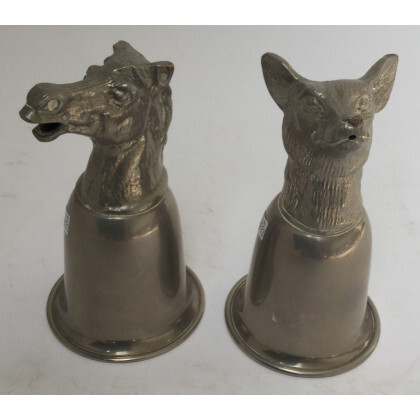 Due stirrup cup in metallo argentato con impugnature zoomorfe (h cm 14) (lievi difetti)