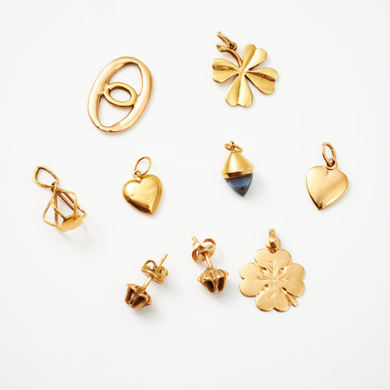 EARRINGS, 7 pcs, EARRINGS, 1 pair, 18k gold, each earring with 1 brilliant-cut diamond, total approx. 0. 10 ct.