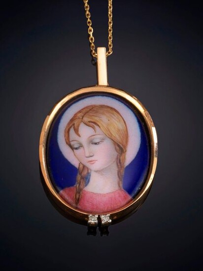 ENAMEL MEDAL PENDANT DECORATED WITH TWO SMALL RHINESTONES ON AN 18K YELLOW GOLD CHAIN. Price: 100,00 Euros. (16.639 Ptas.)