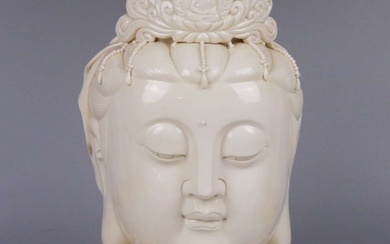 Een Chinese 'blanc de chine' porseleinen hoofd van een Guanyin