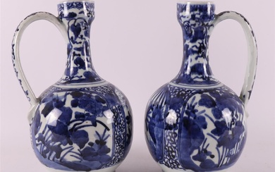 Ensemble de cruches en porcelaine bleu/blanc, Japon, Arita, 17e siècle. Décor floral bleu sous glaçure...