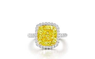 Fancy Vivid Yellow Diamond and Diamond Ring | 5.85克拉 艷彩黃色 內部無瑕 鑽石 配 鑽石 戒指