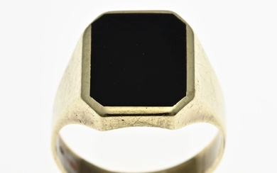 Gold men's ring with onyx