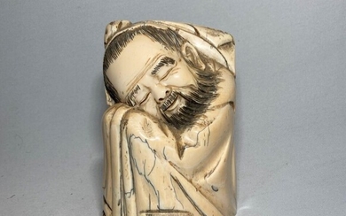 JAPON Okimono en ivoire sculpté représentant un homme endormi Début XXème H.: 10.5 cm Poids:...