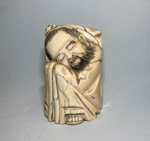 JAPON Okimono en ivoire sculpté représentant un homme endormi Début XXème H.: 10.5 cm Poids:...