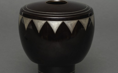 JAPON – XXème siècle – Vase en bronze à patine noire de style Art Déco avec une…