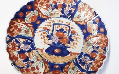 Large Imari plate, Japan, 19th/20th century, diameter about 31cm