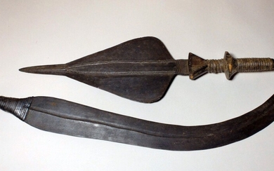 Lot de deux couteaux (RDC) Lot comprenant une lame faucille à manche en bois ligaturé...