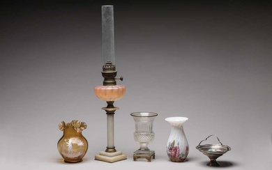 Lot divers comprenant : Lampe à pétrole, vase Médicis en cristal monté sur laiton, petit...