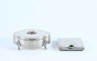 Lotto composto da una scatola in argento con applicazioni in pietre colorate unito ad un portacipria in argento con cabochon…