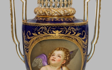 Magnifique vase pot-pourri Meissen avec "Cupidon aiguisant sa flèche d'or" d'après A. R. Mengs. Sur...