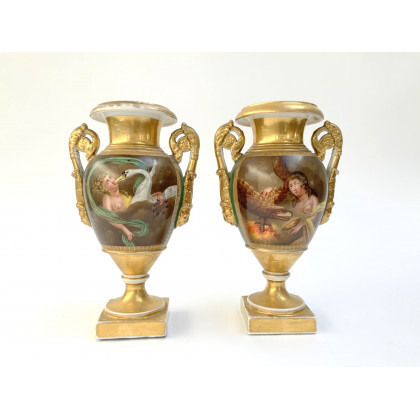 Manifattura francese, coppia di vasi biansati in porcellana a decoro verde e oro, dipinti con scene mitologiche. Secolo XIX (h...