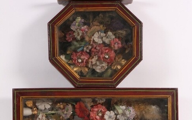 Meekrap geschilderde wandvitrine met zijde bloemen, ged. 1910;