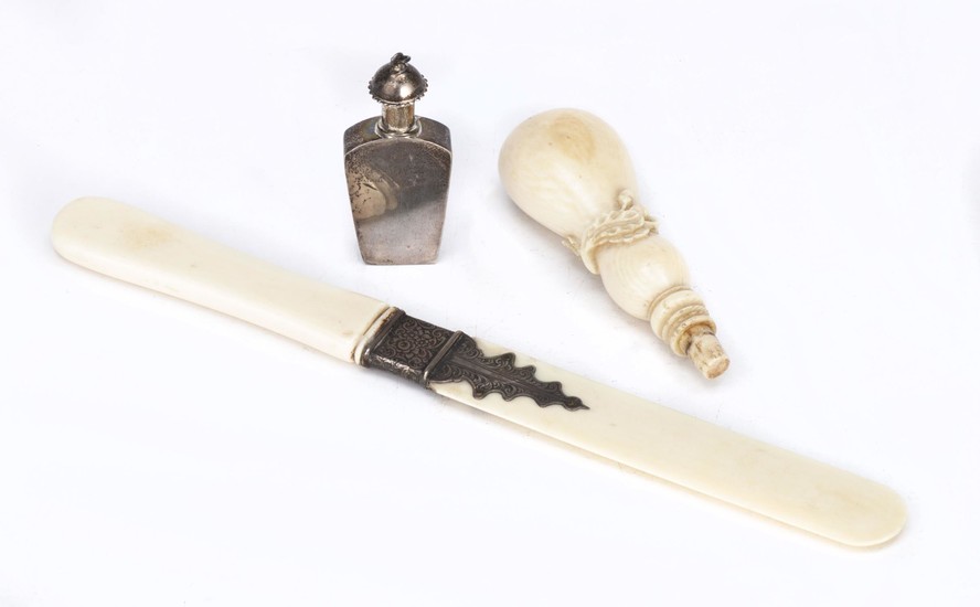 Ouvre-lettre en ivoire & manche d'un sceau en ivoire & flacon en métal argenté