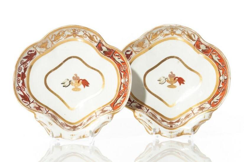 PAIR OF ENGLISH REGENCY PORCELAIN SHELL DISHES