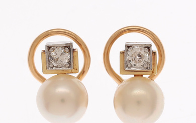 PUIG DORIA. Pearls and diamonds you and me earrings.