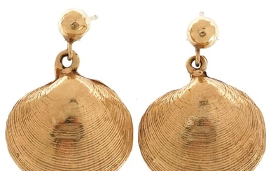 Pair of 14ct gold shell shaped drop earrings, each 2.1cm hig...