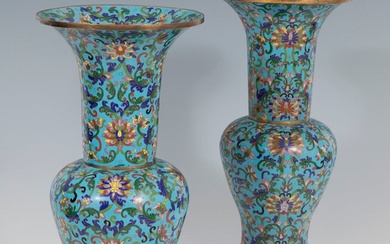Paire de vases ; Chine, dynastie Qing, période Guangxu, 1875- 1908. Bronze doré et cloisonné....