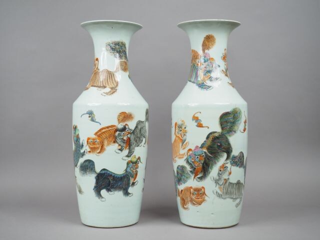 Paire de vases de forme balustre en porcelaine et émaux de la famille rose, finement décorés de lions bouddhiques et chauve-souris partiellement émaillés en grisaille et corail.