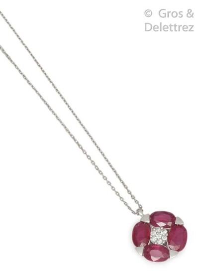 Pendant in white gold, decorated with oval rubies centered with brilliant-cut diamonds. A white gold chain is attached to it. Longueur : 1.4 cm. P. Brut : 2.7 g.