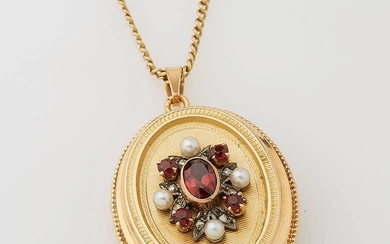 Pendentif ovale ouvrant en or jaune (18 K) orné de petites perles, roses et grenats....