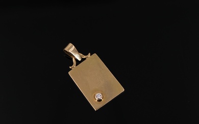 Pendentif rectangulaire en or jaune serti-clos d'un diamant. PB : 9,7 g.
