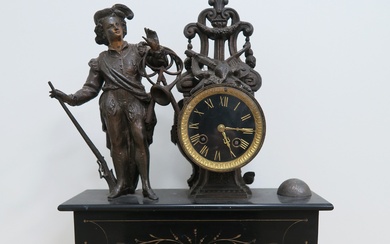 Pendule au chasseur, XIXe siècle, en régule, sur une base en marbre noir H. 42...