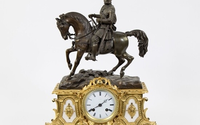 Pendule de cheminée dorée avec plaques d'albâtre décorées d'un cavalier à cheval, signée sur le...