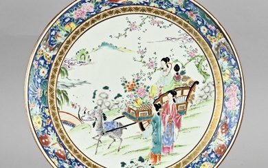 Plat en porcelaine japonaise à décor chinois de roses familiales. Marque au bas du plat....