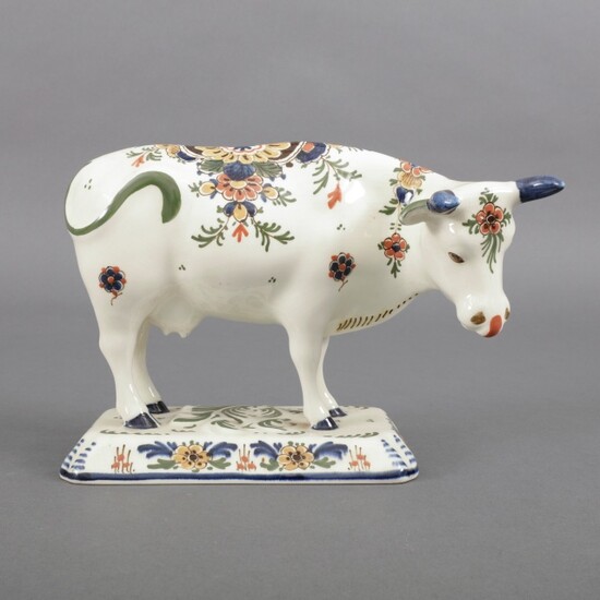 Polychroom aardewerk beeldje: koe, uitvoering De Porceleyne Fles, Delft,...