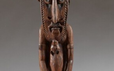 RIVIERE YUAT, Papouasie Nouvelle-Guinée Bis sculpté, patine brun-rouge, traces de pigments. Importante statue représentant un...