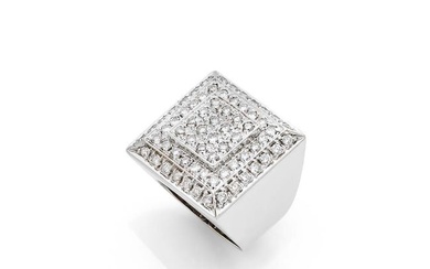 Ring in 18k white gold (750‰) with square table in degrees, set with round-cut diamonds Ring