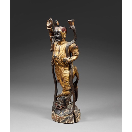 STATUE DE KUI XING en bois laqué et doré, représenté dansant sur une carpe à tête de dragon, la main droite tenant autrefois un pinc...