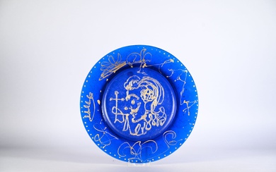 Salvador Dali (1904-1989) pour la verrerie Daum. Assiette décorative "Triomphale" en pâte de verre bleue...