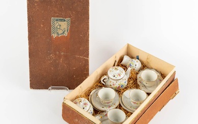 Service à thé pour enfants, en porcelaine polychrome. Première moitié du 20e siècle. Dimensions :...