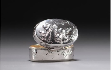 Small Art Nouveau silver box with gilt inside, German hallmarks. Circa 1900.