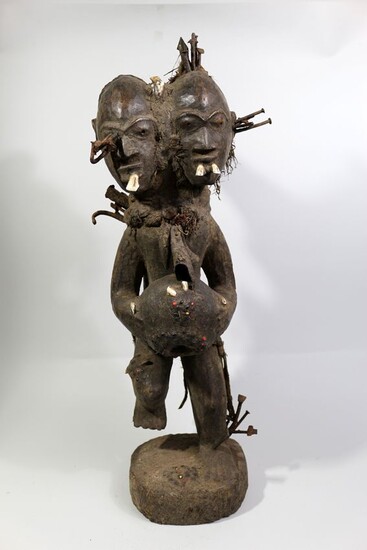 Statuette Fétiche, République Démocratique du Congo Afrique. Insolite et important fétiche-statuette à clous représentant un...
