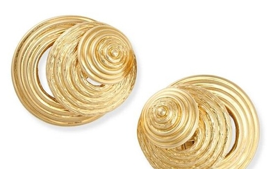 TIFFANY & CO., A PAIR OF VINTAGE GOLD EARRINGS in 18ct yellow gold, in a stylised textured