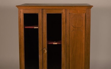 Three-sided showcase in natural wood, opening through three doors and a small hidden compartment. (Slot in the tray; condition details: scratches and traces of moisture, a few small slots on one side)
