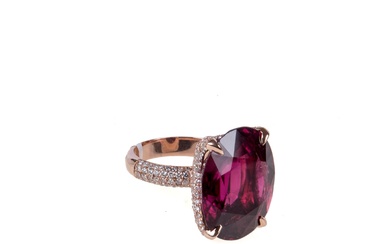 Turmalin-Diamant Ring 14 ct Rosé Gold. Feiner ovaler pinkfarbener Turmalin. Fassung ganz mit Diamanten besetzt....