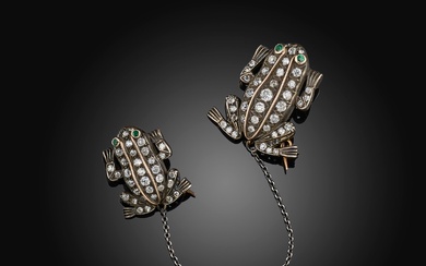 Une paire de broches en diamant et émeraude, dessinées comme des grenouilles, serties de diamants...