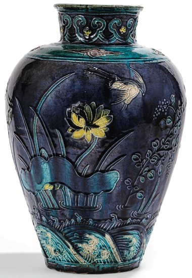 VASE BALUSTRE EN GRÈS FAHUA DYNASTIE MING | 明 琺華一路連科圖罐 | A Fahua baluster vase, Ming Dynasty